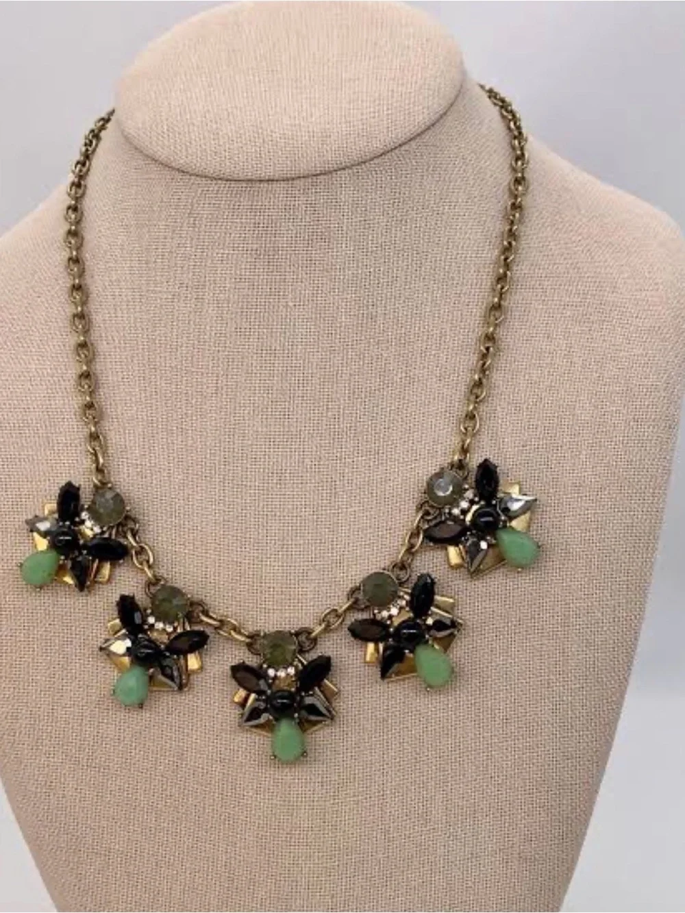 🌼J CREW STATEMENT NECKLACE BLACK FACETED STONES MINT GREEN CABOCHONS SET IN GOLD